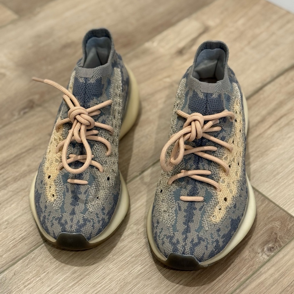 Yeezy 380 nwot men’s size 7 women’s 8.5!!